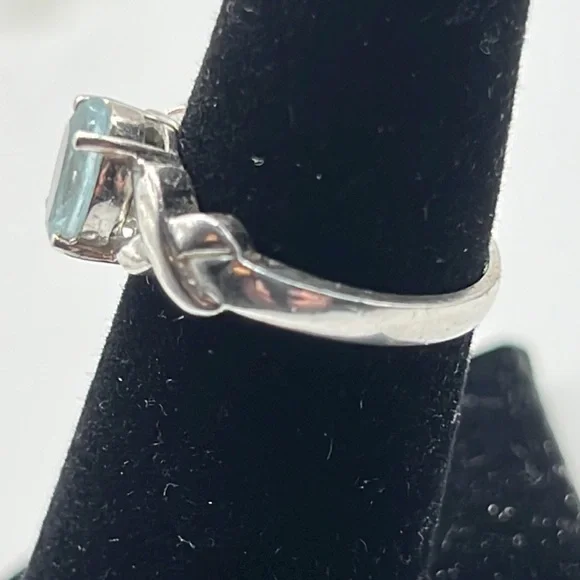 STERLING SILVER AND BLUE TOPAZ RING SIZE 6.5 - Picture 2 of 9